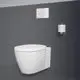 Weiße Wand-Trocken-Toilette von Ideal Standard mit einem schlichten, modernen Design, montiert an einer grauen Wand, neben einem chromfarbenen Halter für Toilettenpapier.